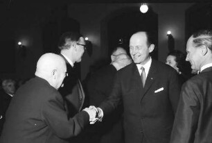 Freiburg: Kaufhaussaal; Großes Bundesverdienstkreuz für Colmars Oberbürgermeister Joseph Rey; Altregierungspräsident Waeldin, Ministerpräsident Dr. Hans Filbinger