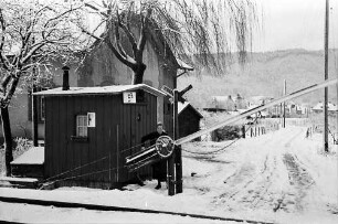 Frau bedient Bahnschranke