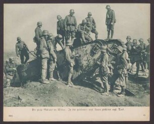 Die große Schlacht im Westen. In den gestürmten engl. Linien zerstörter engl. Tank.