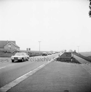 Bundesstraße B 404: vorn rechts Abzweigung Richtung Nütschau, links Richtung Tralau: Pkws, Verkehrsschilder: hinten links Häuser: 11.10.1970