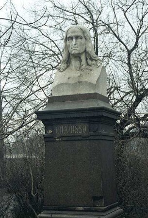 Berlin: Chamisso Denkmal am Montbijou Platz