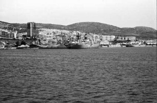 Sibenik: modernes Stadtviertel am Hafen, mit Hochhaus