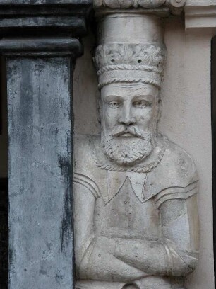 Königsfigur am Seitenflügel der Marienkirche