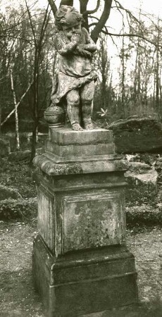 Kinderfigur auf Stockel