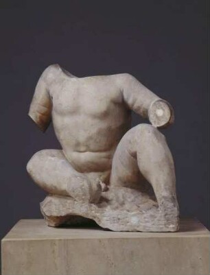 Sitzender Knabe