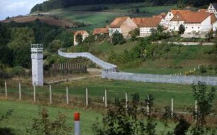 Asbach hinter dem Stahlgitterzaun : Blick von Hessen auf das DDR-Dorf Asbach im Eichsfeld. Aufgenommen 1986