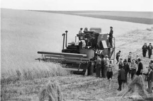 Radeberg, Ankunft von sowjetischen Mähdreschern, Einsatz der Mähdrescher auf dem Volksgut (VG) Seifersdorf, Juli 1952