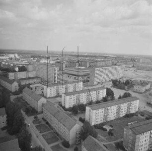 Neustadt von Hoyerswerda : Blickrichtung Südosten über die Albert-Einstein-Straße zum Centrum-Warenhaus