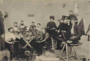 Arbeitende Kriegsgefangene in Schuster- und Schneiderwerkstätte im Kriegsgefangenenlager Hohenasperg