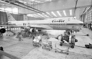 Frankfurt: Flughafen; DLH-Basis; Jumbo-Jets in der Flugzeughalle V