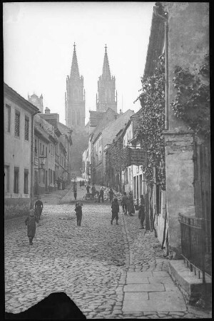 Oschatz. Blick durch die Badergasse zum Dom