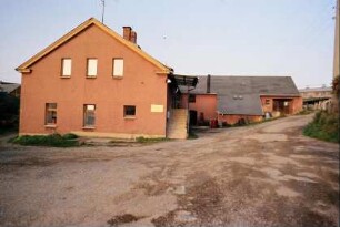 Gebäude der Agrar GmbH, alter Bauernhof, saniert