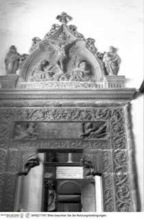 Portalrahmung, Sopraporte mit Christus, Maria und Johannes