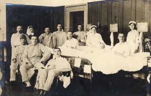 Erster Weltkrieg - Lazarett III Gewerbeschule Karlsruhe. Verwundete mit Schwestern und Pflegern