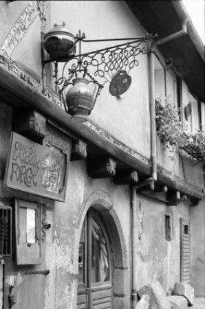 Reichenweier, Riquewihr: Aushängeschild [Nasenschild] mit Malerpalette