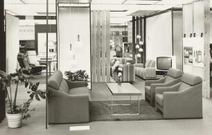 Sitzgruppe : Ausstellungskoje mit Sitzgruppe (1975; Polstermöbelkombinat Oelsa-Rabenau (PMK))