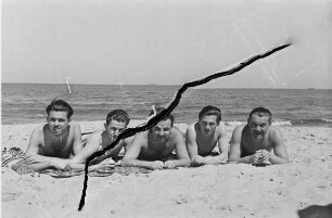 Reisefotos Mittelmeer. Gruppe junger Männer am Strand