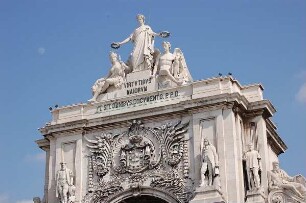 Lissabon - Triumphbogen : Lissabon 1873 errichteter Triumphbogen am Praca do Comercio, Ruhmesgöttin segnet Weisheit und Tapferkeit, aufgenommen 2006