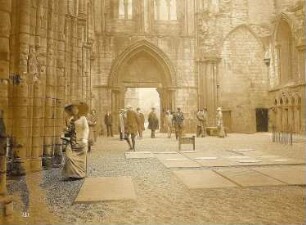 Edinburgh/ Schottland: Touristen beim Besuch des Holyrood Palace