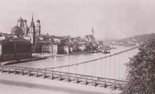 Passau, Stadtansicht : Passau. Blick vom linken Donauufer über die Hängebrücke auf die Stadt