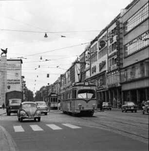 Auto- und Straßenbahnverkehr in der Kaiserstraße.