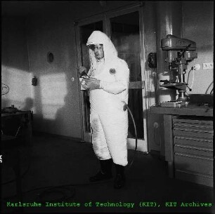 Schutzanzüge des Kernforschungszentrums Karlsruhe (KfK)
