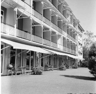 Bad Krozingen: Sanatorium Theresienbad; Außenansicht mit Markisen