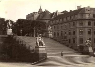 Dresden. Aufgang zur Brühlschen Terrasse : Dresden. Freitreppe Brühlsche Terrasse zum Schloßplatz (1814; G. F. Thormeyer) mit Skulpturengruppe "Vier Tageszeiten" (1868/1871; J. Schilling). Ansicht mit Palais Brühl und Fürstenbergschem Haus