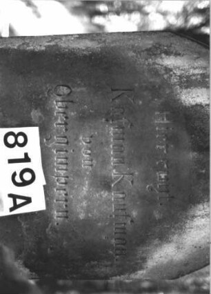 Grabstein 819 (Index: 99899211) Material: Sandstein Zustand: teilweise verwittert Maße HxBxT: 150x65x27 cm Beschreibung: aufgesockelte Stele mit Spitzbogenabschluss: Grabstein 819A