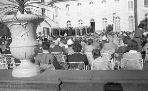 Hebelfeier des Gesangvereins "Liederkranz-Liederhalle 1841/42 e.V." zum Gedenken an Johann Peter Hebel auf der Terrasse des Karlsruher Schlosses.