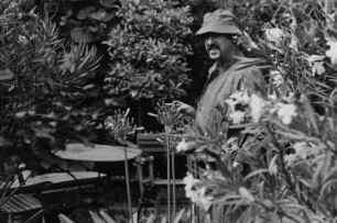 Der Maler Hans-Peter Bethke in seinem Garten