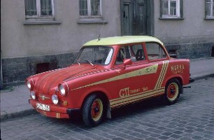 DDR. Rot-gelb gespritzer Trabant mit Beschriftung "GTI Trabant Team" und "Narva taghell" (Slogan des VEB NARVA Kombinat “Rosa Luxemburg” Berliner Glühlampenwerk)