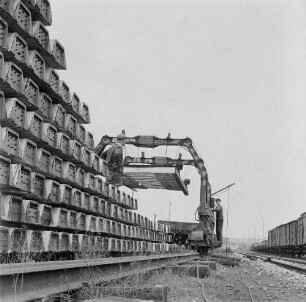 Rethwisch. Betonwerk der Deutschen Reichsbahn. Lagerplatz mit Betonschwellenstapel und schienenverfahrbarem Portalkran