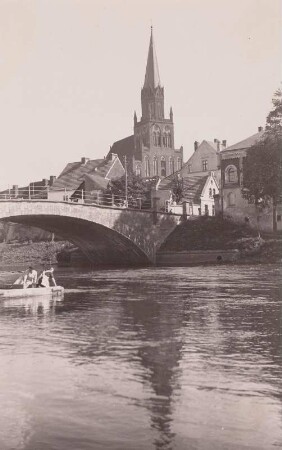 Blick zur Marienkirche : Treptow an der Rega, Blick über die Rega zur Marienkirche mit Brücke