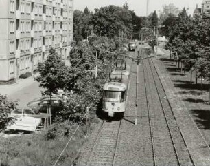 Zweigleisige Straßenbahnstrecke in Seitenlage mit Zweiwagenzug (Tw + Tw) der Linie 3 nach Zschertnitz. Blick von der Fußgängerbrücke zum Albertplatz : Dresden-Neustadt, Albertstraße. Zweigleisige Straßenbahnstrecke in Seitenlage mit Zweiwagenzug (Tw + Tw) der Linie 3 nach Zschertnitz. Blick von der Fußgängerbrücke zum Albertplatz