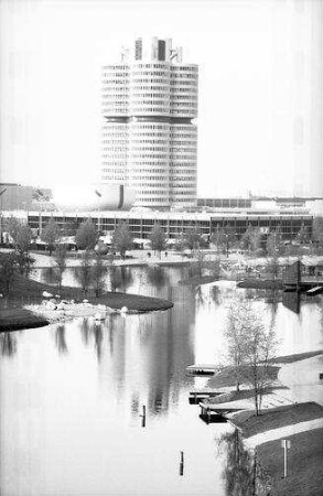 München: BMW-Turm mit Spiegelung im See