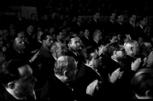 Bukarest: Fundatia Carol: Klatschendes Publikum im Saal