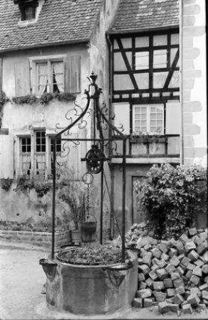 Reichenweier, Riquewihr: alter Ziehbrunnen hinter der Kirche