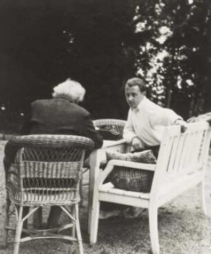 Gerhart Hauptmann und Erhart Kästner bei der Arbeit auf Haus Wiesenstein : Gerhart Hauptmann (links) und sein Sekretär Erhart Kästner bei der Arbeit auf Haus Wiesenstein in Agnetendorf