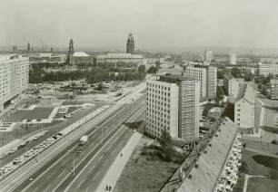 Dresden-Altstadt, St. Petersburger Straße (ehem. Christianstraße, ehem. Leningrader Straße) 21, 23 und 25. Studentenwohnheime (1960-1963; H. Rettig, M. Gruber, R. Ermisch). Blick vom Appartementhochhaus zum Rathaus und zur Kreuzkirche