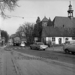 Am Alten Markt / B 75: Gottesbuden, südliche Reihe: dahinter Schlosskirche: Autos