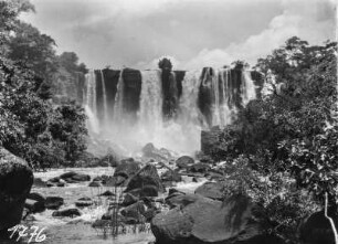 Ein Wasserfall : Blick über ein steiniges Flussbett auf einen Wasserfall