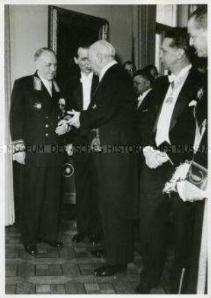 Der sowjetische Botschafter Sorin beim Neujahrsempfang von Bundespräsident Heuss