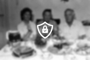 Privatwohnung: Familie [Name maskiert] gedeckter Kaffeetafel