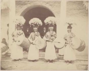 Indianische Musikanten in Festtracht in Copacabana