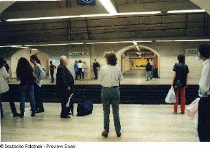 An der Metrohaltestelle Hauptbahnhof (Stazione Termini)