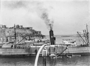 Im Hafen von Valetta : Dampfer im Hafen von Valetta
