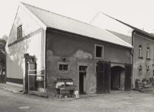 Mobschatz-Podemus, Podemuser Ring 2. Bauernhof. Anbau am Wohnstallhaus (bez. 1884)