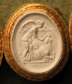 Victoria, im Begriff einen Ochsen zu schlachten (Daktyliothek, Erstes Mythologisches Tausend)