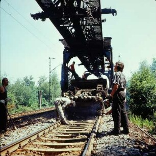 Reichsbahndirektion Dresden. Gleisbau. Facharbeiter für Eisenbahnbautechnik mit Gleisjochverlegekran